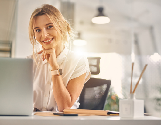 apresentar mulher de negócios em tempod de transformação digital