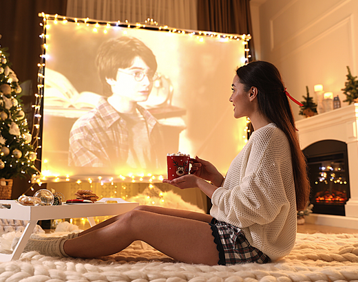 Mulher sentada em uma sala com decoração geek