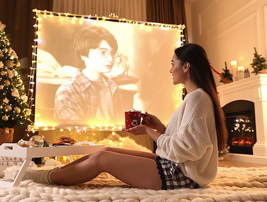 Mulher sentada em uma sala com decoração geek