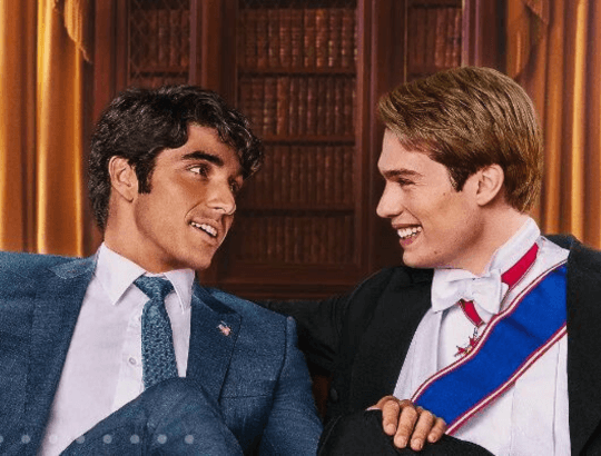 imagem de divulgação dos atores Taylor Zakhar Perez no papel de Alex e Nicholas Galitzine como o príncipe Henry no filme vermelho branco e sangue azul no prime video