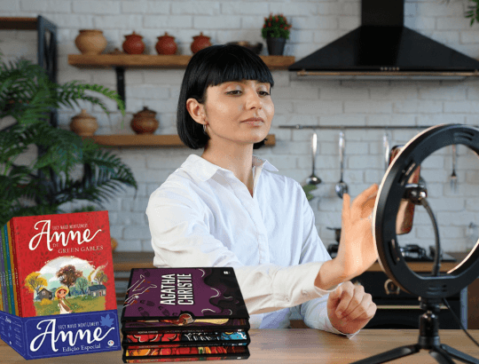 moça gravando vídeos para editora tiktok