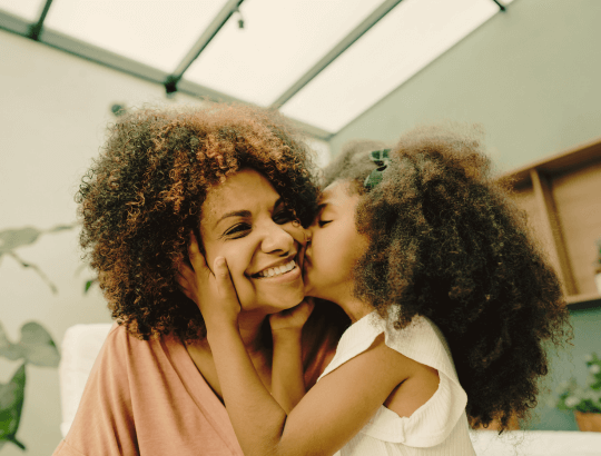 mãe e filha trocando carinho no dia das mães