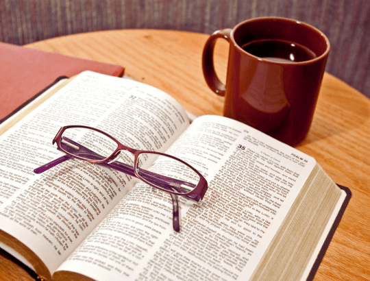 melhor devocional diário com café