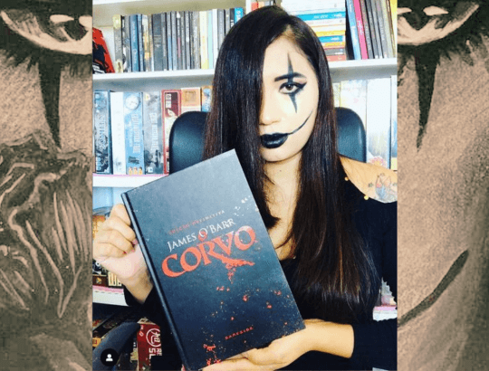 adrielia segurando a hq capa dura de O Corvo de James O'Barr pela editora darksidebooks (1)